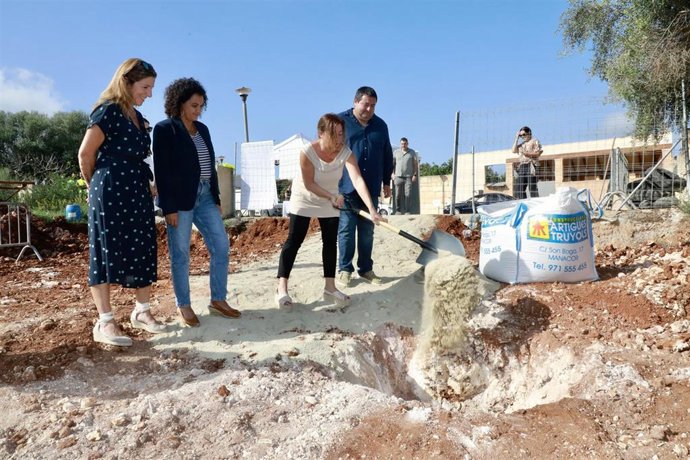 La presidenta del Govern, Francina Armengol, pone la primera piedra de una nueva promoción de vivienda pública en s'Illot.
