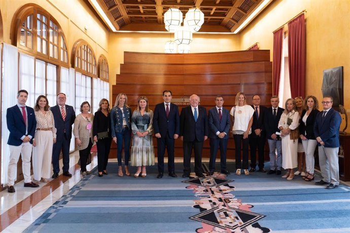 El presidente del Parlamento de Andalucía, Jesús Aguirre (9d) junto a el Consejero de Justicia, Administración Local y Función Pública, José Antonio Nieto(10d), recibe a jueces y magistrados con motivo de la celebración de unas jornadas formativas.