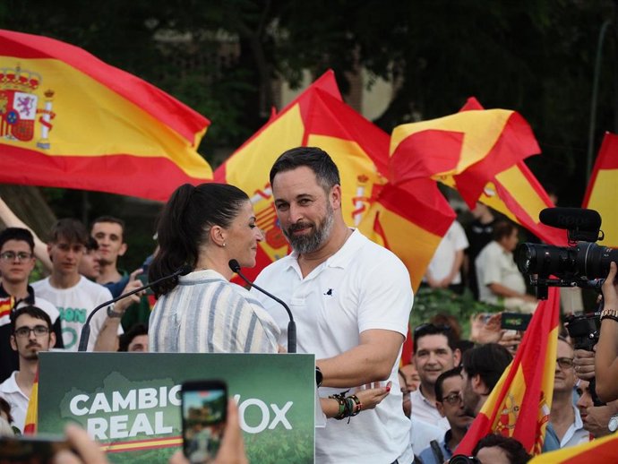 Archivo - El líder de Vox, Santiago Abascal, y Macarena Olona en un mitin