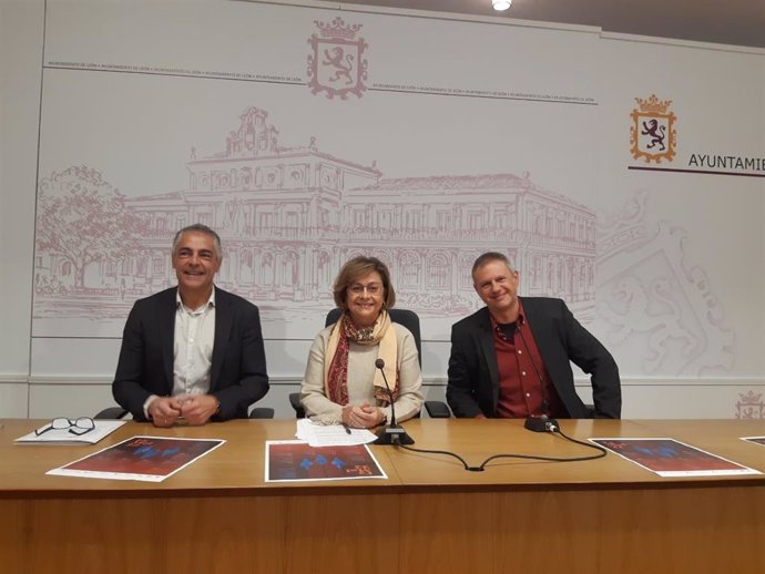 La concejala de Acción y Promoción Cultural del Ayuntamiento de León, Evelia Fernández, el organizador del festival, Daniel Salvador de Madariaga, y el vicerrector de Responsabilidad Social, Cultura y Deportes de la Universidad de León, Isidoro Martínez.