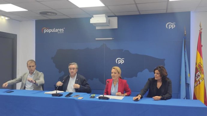 Teresa Mallada, segunda por la derecha