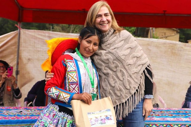 La Infanta Cristina con una participante del programa Work4Progress Perú