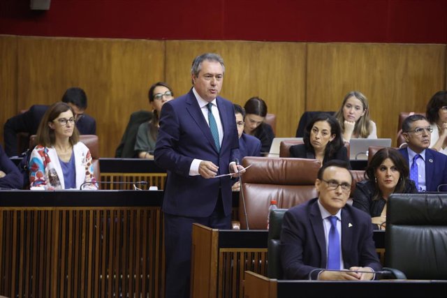El secretario general del PSOE-A, Juan Espadas, en el Pleno del Parlamento andaluz.