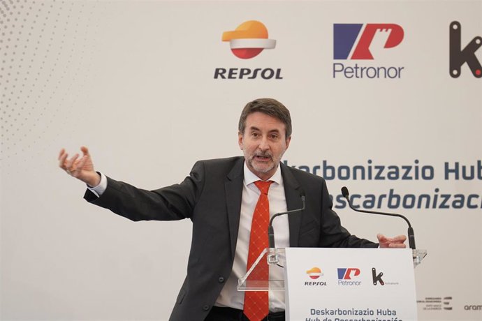 Archivo - El consejero delegado de Repsol, Josu Jon Imaz, durante el acto de colocación de la primera piedra del Hub de Descarbonización en el Puerto de Bilbao