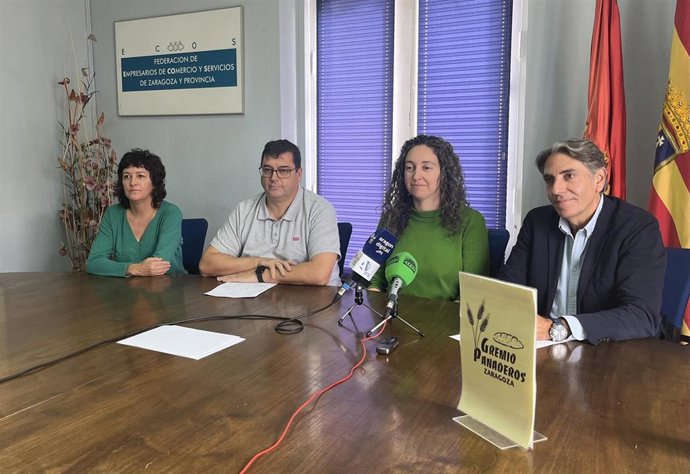 Representantes del gremio de los panaderos de la provincia de Zaragoza, junto al secretario general de ECOS, durante la rueda de prensa.