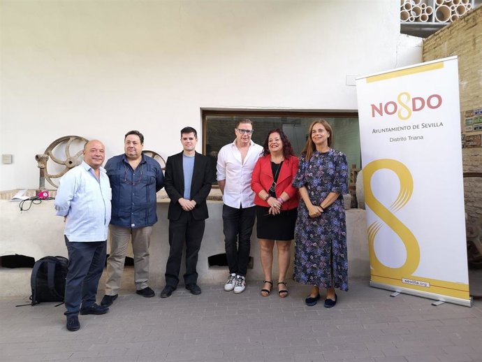 La delegada del Distrito Triana, Encarnación Aguilar, con Jorge Cadaval, Alberto Vázquez y Begoña Barquín, que encarnarán a los Reyes Magos de Triana, junto al Heraldo Real, encarnado por Ricardo Cauñago.