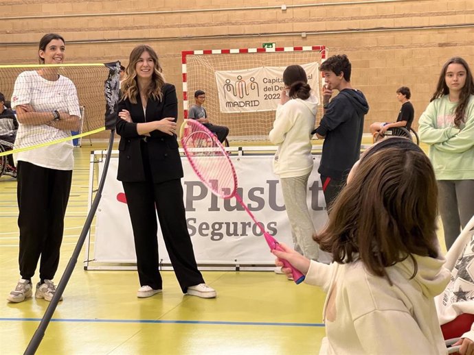 La concejala de Barajas Sofía Miranda asiste a la jornada Deporte sin adjetivos, organizada por la FEDPDF en la que han participado 250 escolares madrileños.