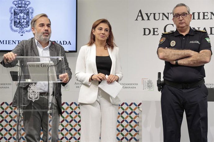 Jacobo Calvo atiende a la prensa, en presencia de Raquel Ruz y José Antonio Moreno