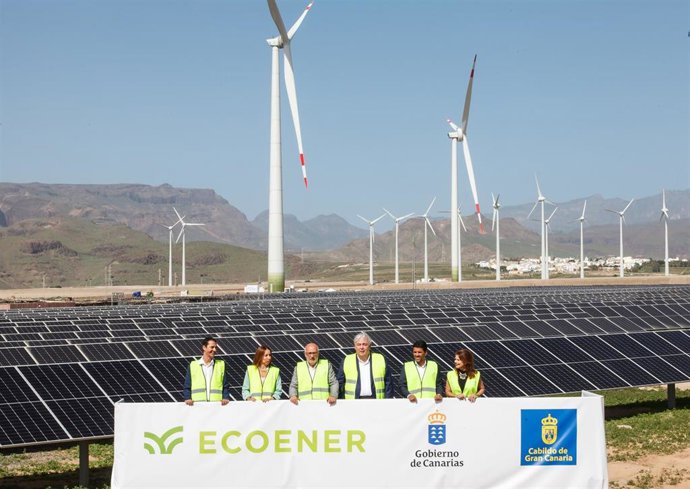 Ecoener inaugura en Gran Canaria el mayor complejo de generación de energías renovables de Canarias, con 100 Mw. En el centro, el presidente del Cabildo de Gran Canaria, Antonio Morales, y el de Ecoener, Luis de Valdivia, ante la nueva instalación.
