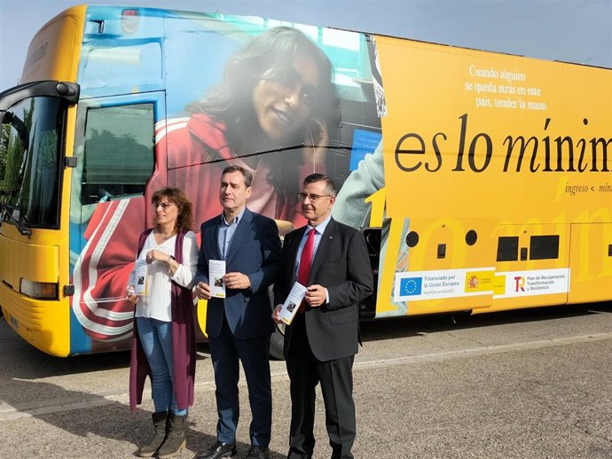 La concejala de Servicios Sociales, Ana Belén Abellán; el delegado del Gobierno de España en Castilla-La Mancha, Francisco Tierraseca, y el subdelegado del Gobierno en Toledo, Carlos Ángel Devia, ante el autobús del IMV.