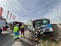 Dos heridos al colisionar varios coches y camiones en la A-4