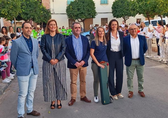 La directora general de Eventos e Instalaciones Deportivas, Isabel Sánchez (segunda por la dcha.), junto a la tiradora Fátima Gálvez (tercera), en la actividad llevada a cabo en Albendín.