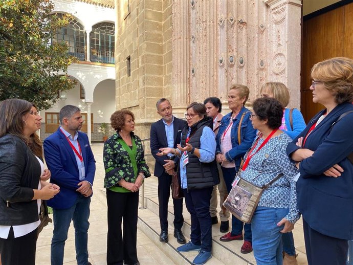 Reunión de parlamentarios del PSOE con vecinos de El Garrobo, en la Cámara andaluza, para abordar la situación de la sanidad en el municipio.
