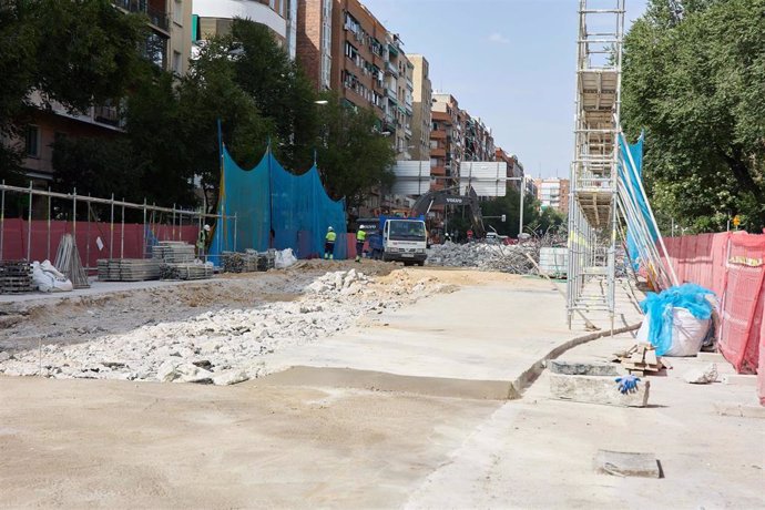 Archivo - Varios albañiles trabajan en una obra, a 10 de agosto de 2022, en Madrid