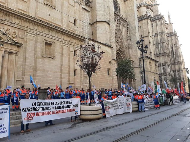 Centenares de profesionales de urgencias del SAS se movilizan en Sevilla por "unas condiciones justas de trabajo"