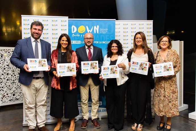 En el centro, presidente de Down Sevilla, Florentino González, la primer teniente de alcalde de Sevilla, Sonia Gaya, la directora general de Personas con Discapacidad de la Junta, Inmaculada Santiesteban, y el directir de Abades Triana, Francisco Azuaga.