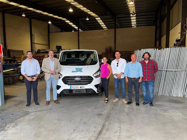 El responsable del Área de Cooperación y Asistencia a Municipios, Javier Pizarro, y el personal técnico adscrito a la unidad de gestión del PFEA junto a la furgoneta-taller adquirida por la Diputación de Cádiz