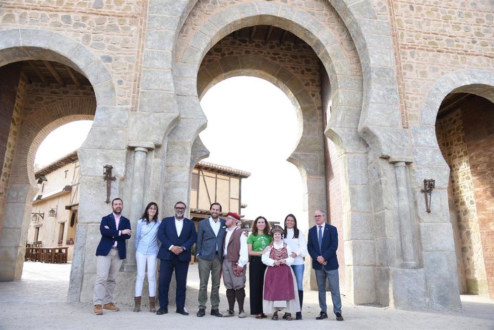 La consejera de Bienestar Social, Bárbara García Torijano, durante la vista que hoy ha realizado al parque Puy du Fou