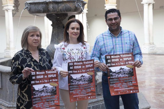 La delegada de Turismo de la Diputación de Córdoba, Inmaculada Silas (centro), en la presentación del cartel de la Matanza Tradicional del Cerdo y Fiesta de la Tapa de Espejo.