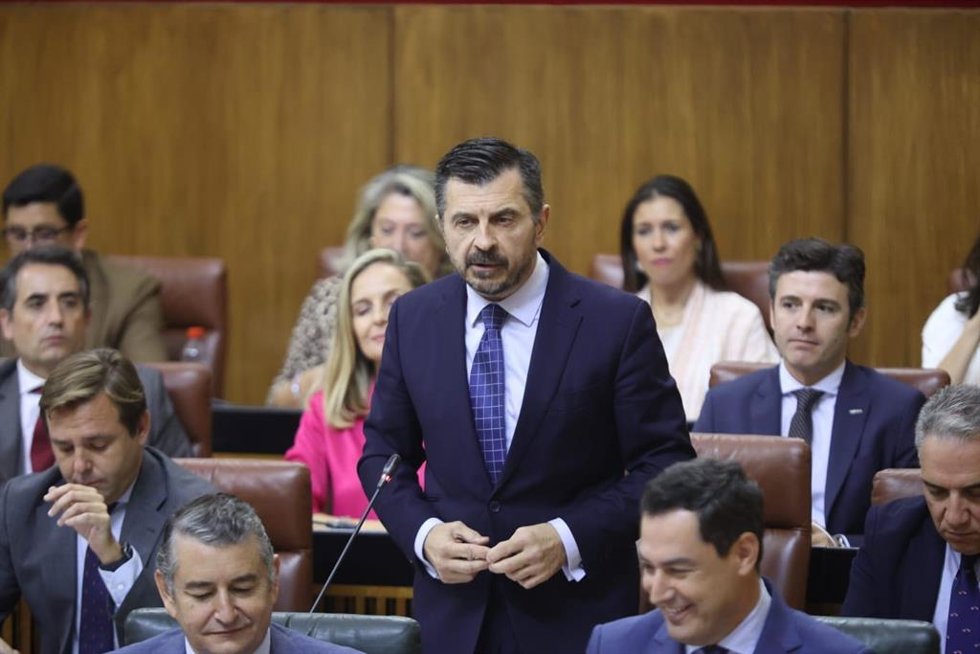 El portavoz del PP, Toni Martín, en su pregunta al presidente de la Junta, Juanma Moreno, este jueves en el Pleno del Parlamento.