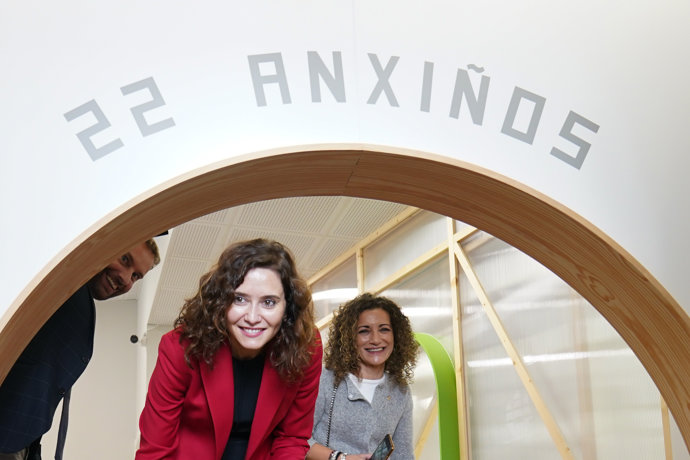 La presidenta de la Comunidad de Madrid, Isabel Díaz Ayuso durante su visita al Ayuntamiento de Ordes, a 27 de octubre de 2022, en Ordes, A Coruña, Galicia (España). 