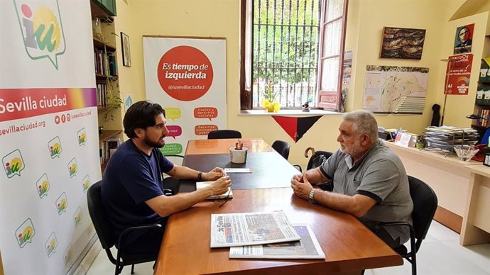 Reunión de Ismael Sánchez con un representante del colectivo de interinos en el Ayuntamiento.