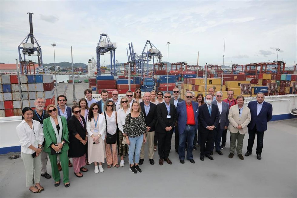 Representantes de los Puertos de Barcelona y Laem Chabang (Tailandia)