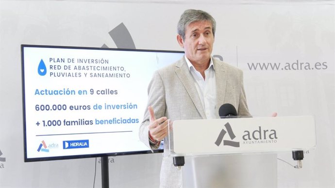 El alcalde de Adra (Almería), Manuel Cortes (PP), presenta el plan de inversión