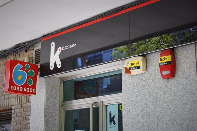 Archivo - Exterior de una sucursal del banco Kutxabank.