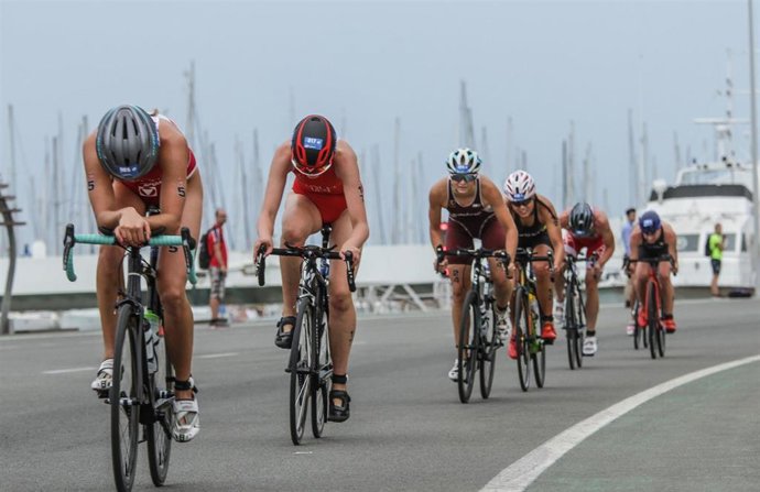 Archivo - Imagen de una prueba de la Copa del Mundo de Triatlón celebrada en Valencia 