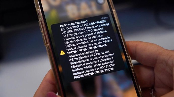 Imagen del mensaje de prueba remitido a través del nuevo sistema de alertas masivas a la población ante emergencias y catástrofes que llegarán a través de los smartphones. Las pruebas en la Comunitat han comenzado este jueves en l'Eliana (Valencia).