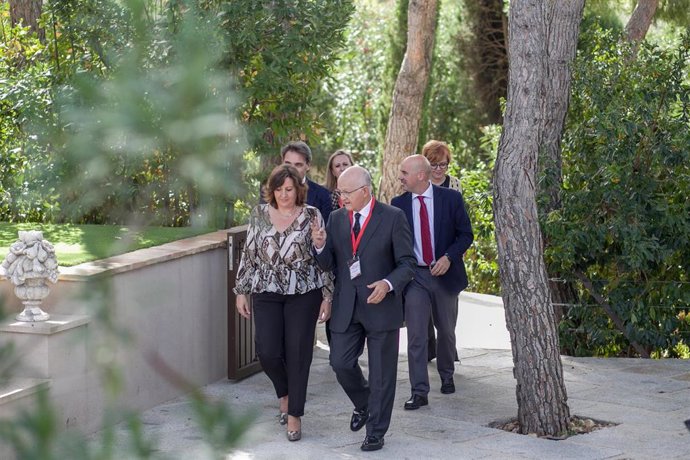 El presidente de la Asociación de la Empresa Familiar de Castilla-La Mancha (Aefclm), Juan Ignacio de Mesa, y la consejera de Economía, Empresas y Empleo, Patricia Franco.