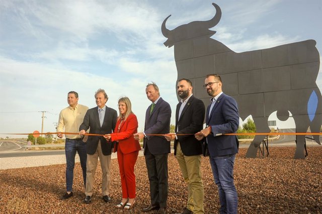 La alcaldesa de Tomelloso Inmaculada Jiménez y el presidente del grupo Osborne, Ignacio Osborne