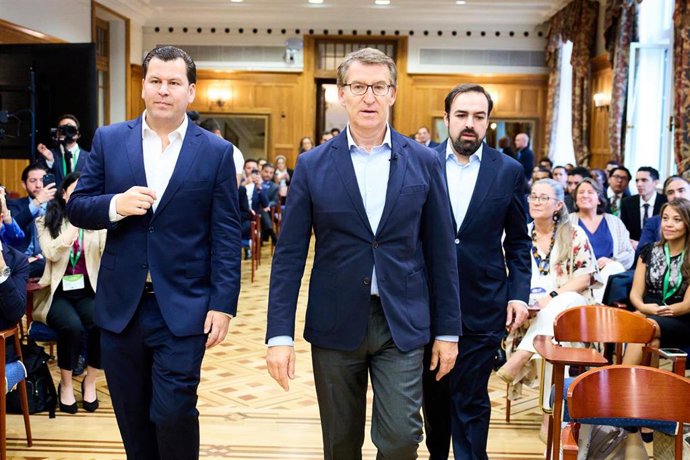 El presidente del Foro Global Youth Leadership, Jacobo Pombo (i), y el presidente del Partido Popular, Alberto Núñez Feijóo (d), a su llegada al Foro Global Youth Leadership celebrado en el Palacio de la Magdalena