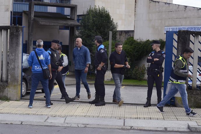 Agentes de policía frente al instituto de Educación Secundaria 'Julio Pierto Nespereira', en Ourense.