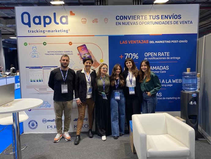 Equipo de Qapla`en su stand en el E-SHOW.