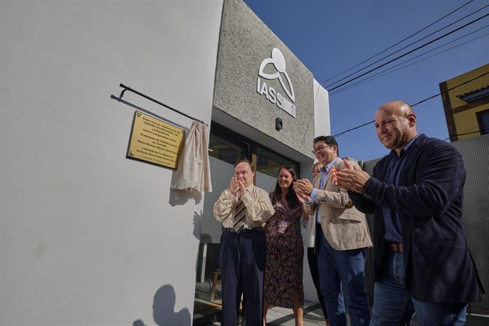 El presidente del Cabildo de Tenerife, Pedro Martín, y el alcalde de La Guancha, Antonio Hernández, en la inauguración del centro ocupacional de La Guancha