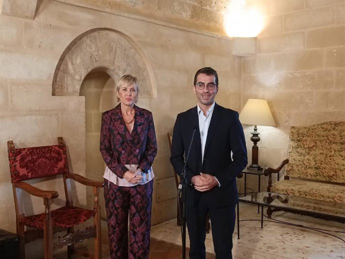 El conseller de Fondos Europeos, Universidad y Cultura, Miquel Company, tras mantener un encuentro con la secretaria de Estado de Digitalización e Inteligencia Artificial, Carme Artigas.