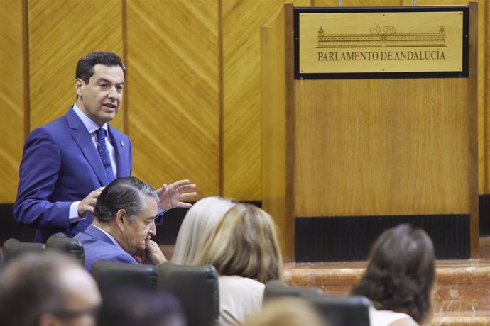 El presidente de la Junta de Andalucía, Juanma Moreno, responde a la portavoz del Grupo Mixto-AdelanteAndalucía, Teresa Rodríguez, durante la segunda jornada del Pleno del Parlamento andaluz, a 27 de octubre de 2022 en Sevilla (Andalucía, España).