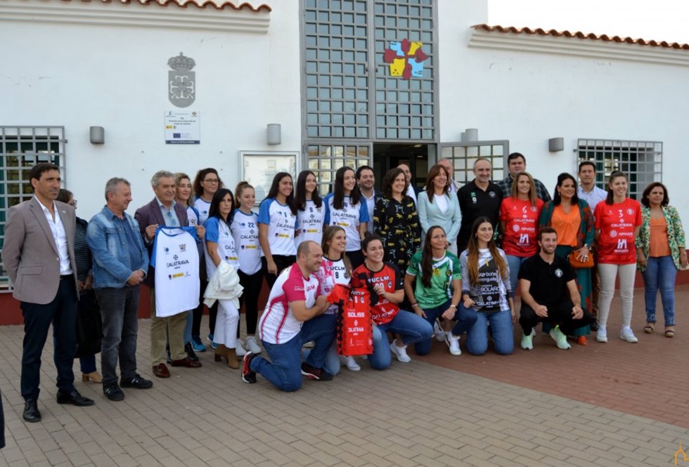 La Asociación para el Desarrollo (AD) Campo de Calatrava (Ciudad Real), que gestiona fondos LEADER, ha firmado hoy en su sede en Almagro los convenios con 4 clubes femeninos