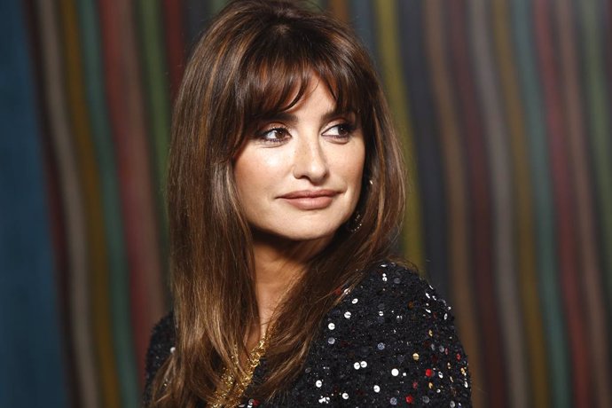 La actriz Penélope Cruz posa en el photocall de la película 'L'immensit' en el Instituto Italiano de Cultura, a 27 de octubre de 2022, en Madrid (España).