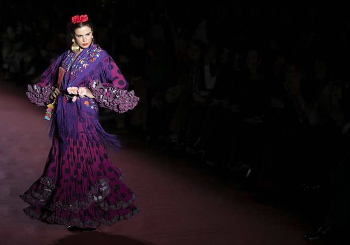 Archivo - Pasarela de moda flamenca We Love Flamenco 2020, con el desfile de la firma Rocío Peralta.