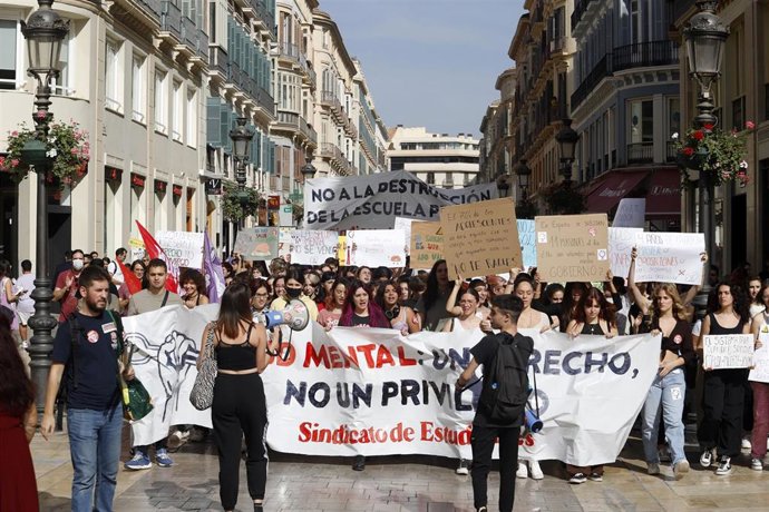 Cientos de estudiantes hacen huelga general y se manifiestan por la salud mental y en contra de la destrucción de la educación pública por la capital a 27 de octubre de 2022 en Málaga, Andalucía.