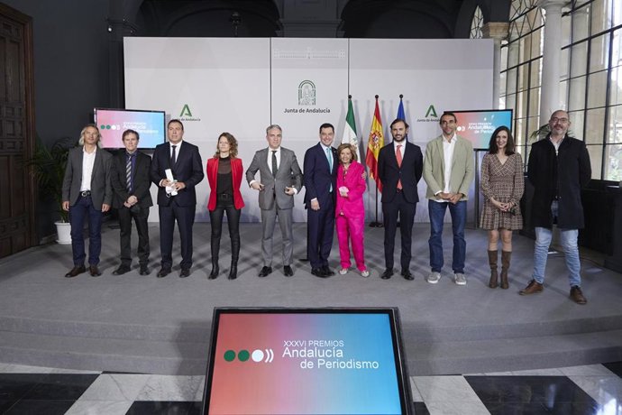 Archivo - El presidente de la Junta, Juanma Moreno, preside la foto de familia con los premiados durante la entrega de los XXXVI Premios Andalucía de Periodismo, imagen de archivo 