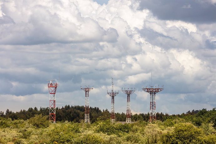 Archivo - Antenas de comunicación de Enaire en Santiago