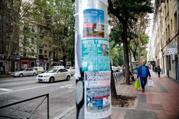 Carteles de búsquedas de empleo pegados a una farola