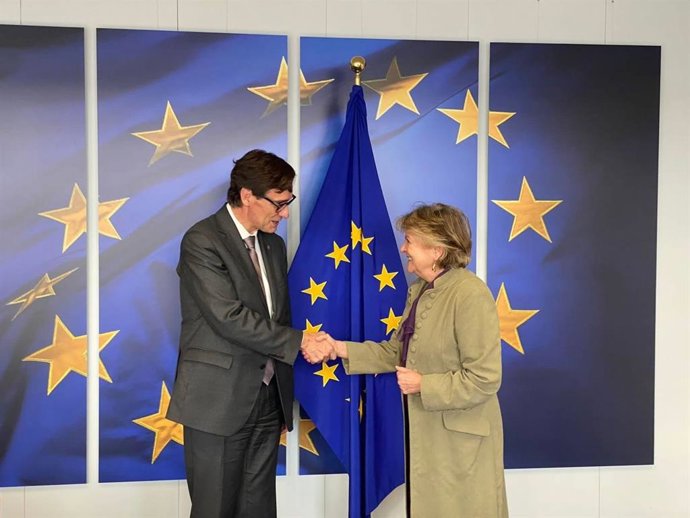 Salvador Illa (PSC) con la comisaria europea Elisa Ferreira durante el viaje de Illa a Bruselas.
