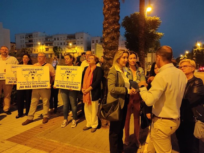 Imagen de la concentración celebrada en la noche de este miércoles en Alcalá de Guadaíra para solicitar a la Junta de Andalucía el nuevo IES  y en la que participó la alcaldesa, Ana Isabel Jiménez.
