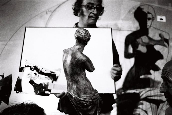 Salvador Dalí en su taller de Portlligat (Girona) en 1968