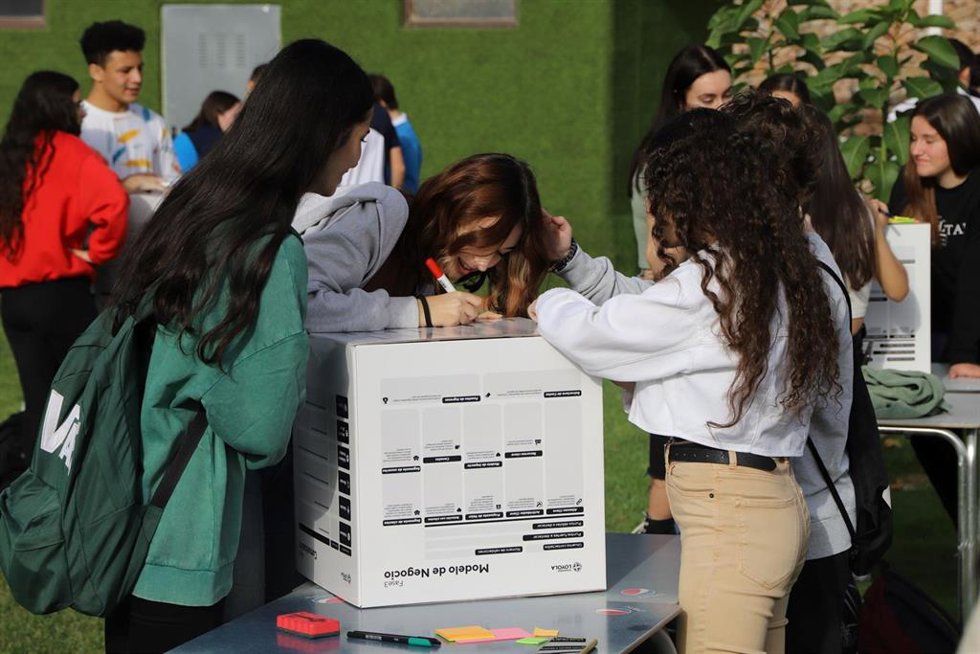 Alumnos participando en la Semana del Emprendimiento.